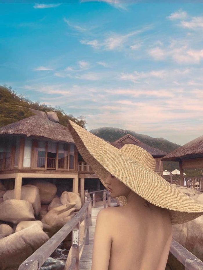Karik công khai bạn gái, Lan Ngọc diện bikini khoe eo con kiến