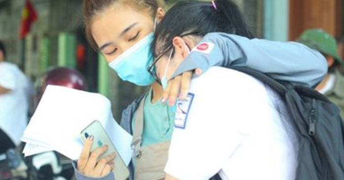 Kết thúc môn Ngoại Ngữ: Có thí sinh ôm bạn bật khóc vì chọn sai câu dễ