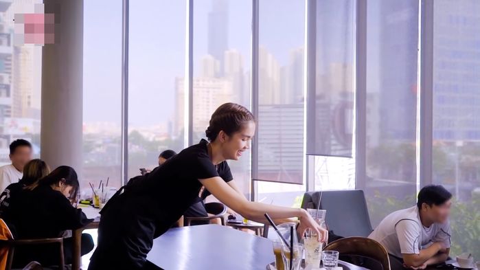 Khi mỹ nhân Việt hóa nhân viên: Ngọc Trinh, Phương Trinh ghi điểm