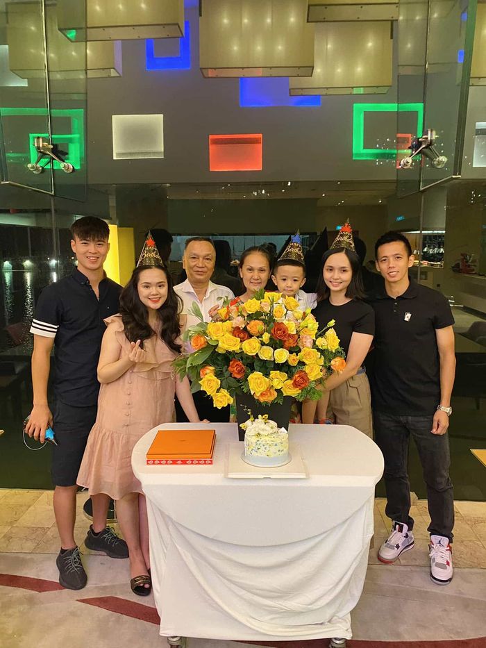 Bầu bì sắp sinh đến nơi: Công chúa béo Quỳnh Anh tăng cân vẫn xinh