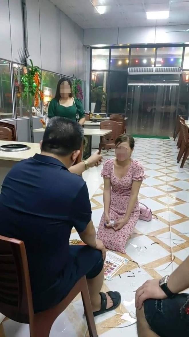 Không chỉ bắt quỳ, chủ quán nướng còn hành hung cô gái