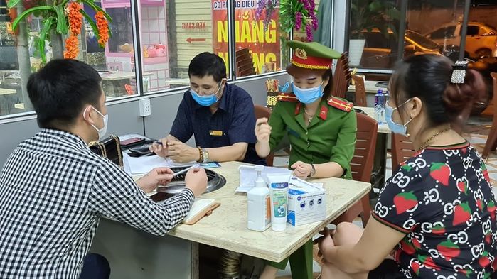 Không chỉ bắt quỳ, chủ quán nướng còn hành hung cô gái
