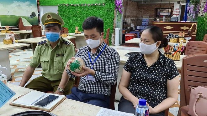 Không chỉ bắt quỳ, chủ quán nướng còn hành hung cô gái