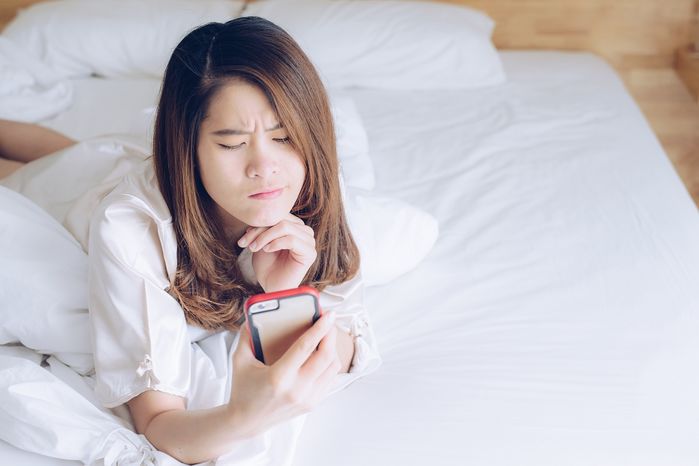 Muốn tình yêu bền vững, phụ nữ đừng quá tò mò về điện thoại đàn ông