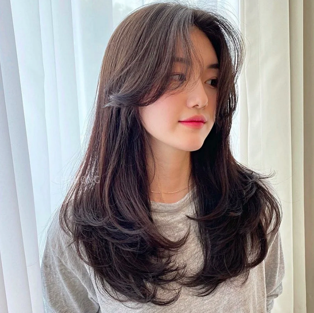 Kiểu tóc che nhược điểm cho vai: Nàng vai to, thô nên buộc nửa đầu