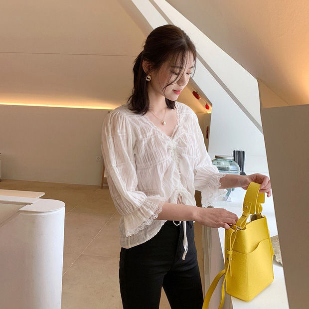 Kiểu tóc che nhược điểm cho vai: Nàng vai to, thô nên buộc nửa đầu