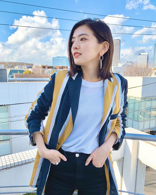 Kiểu tóc che nhược điểm cho vai: Nàng vai to, thô nên buộc nửa đầu