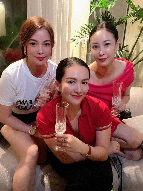 Kim Lý ôm vợ bầu ngủ ngon, Hari Won - Trấn Thành hôn qua khẩu trang