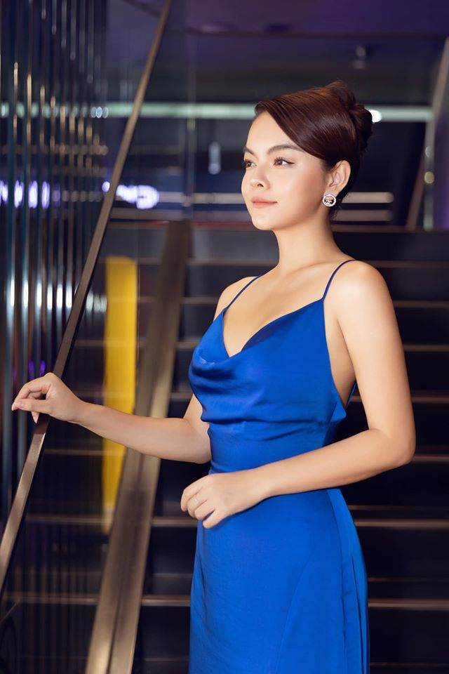 Kim Lý ôm vợ bầu ngủ ngon, Hari Won - Trấn Thành hôn qua khẩu trang