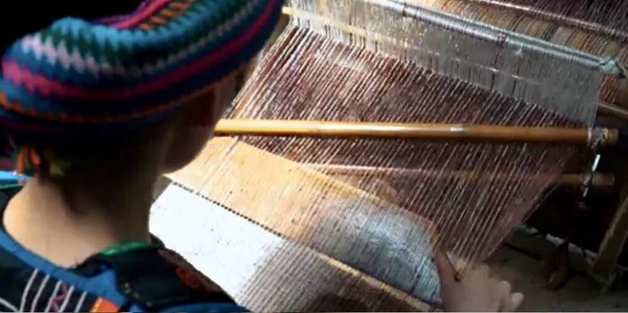Thiếu nữ H'mông xinh đẹp vô tình lọt vào ống kính du khách gây sốt CĐM
