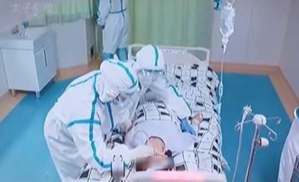 Xúc động cảnh phim nữ y tá qua đời vì bị bệnh nhân nhí tháo khẩu trang