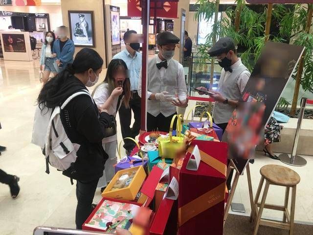 Lạ mắt với bánh trung thu thanh long phô mai, bánh dát vàng đắt đỏ