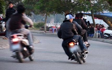 Lái xe thể hiện độ chất chơi, thanh niên nhận kết đắng nằm ở bụi chuối