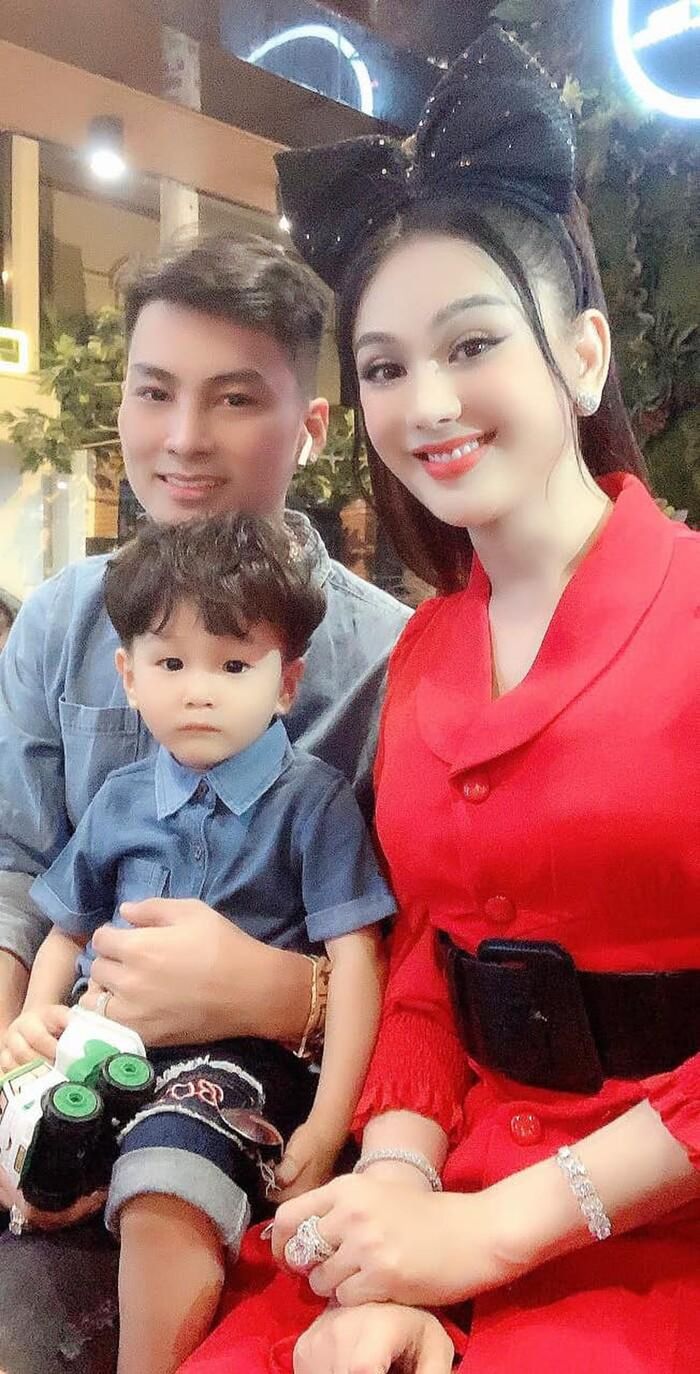 Lâm Khánh Chi đáp trả khi bị nghi yêu hợp đồng với chồng trẻ