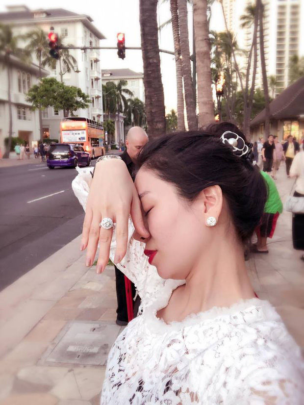 Muôn kiểu khoe nhẫn kim cương trá hình của Lệ Quyên: đăng kèm triết lý