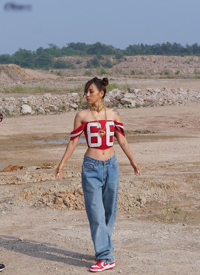 Ở tuổi 40, Lee Hyori vẫn lên đồ xì-tin như gái đôi mươi