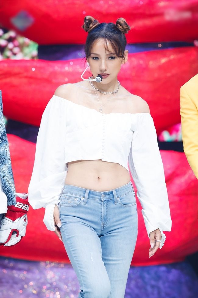 Ở tuổi 40, Lee Hyori vẫn lên đồ xì-tin như gái đôi mươi