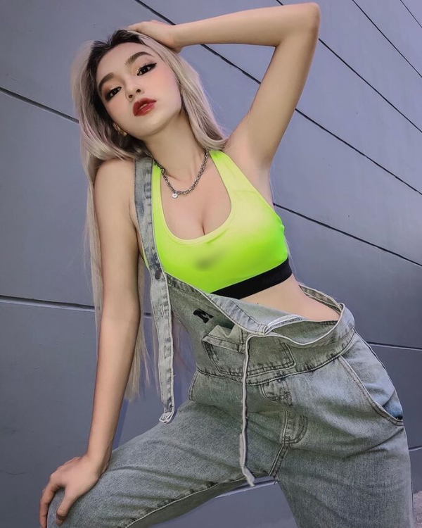 Linh Ngọc Đàm lăng-xê áo cánh bướm, áo dây chéo hot nhất Instagram