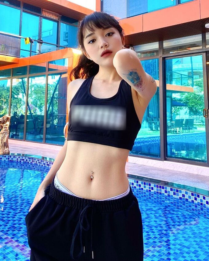 Linh Ngọc Đàm lăng-xê áo cánh bướm, áo dây chéo hot nhất Instagram