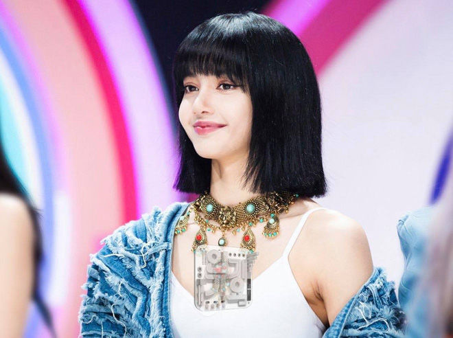 Không chỉ cool ngầu, cả item hoa hòe hoa sói Lisa cũng cân tất