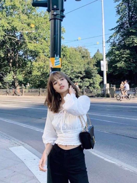 Không chỉ cool ngầu, cả item hoa hòe hoa sói Lisa cũng cân tất