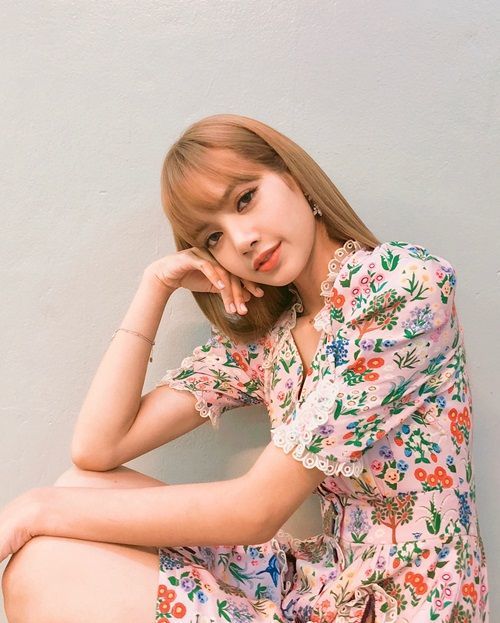 Không chỉ cool ngầu, cả item hoa hòe hoa sói Lisa cũng cân tất