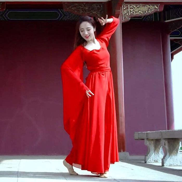 Lưu ý trang phục vào tháng cô hồn: Không mặc nguyên cây đồ màu đỏ