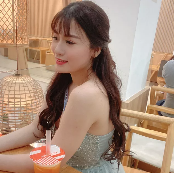 Lộc Fuho khoe nút vàng Youtube, CĐM tinh ý thấy bóng cô gái xinh đẹp