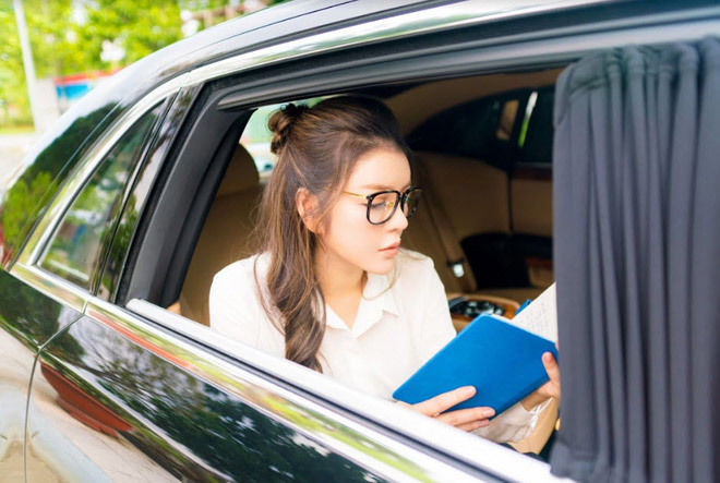 Ngọc Trinh, Diệp Lâm Anh khoe góc làm việc sang chảnh