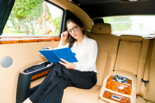Ngọc Trinh, Diệp Lâm Anh khoe góc làm việc sang chảnh