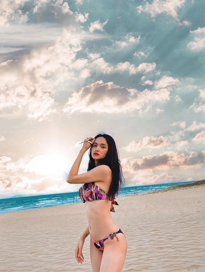 Mặc bikini dây mảnh: Chi Pu đẹp miễn bàn, Lan Ngọc lại lộ nhược điểm