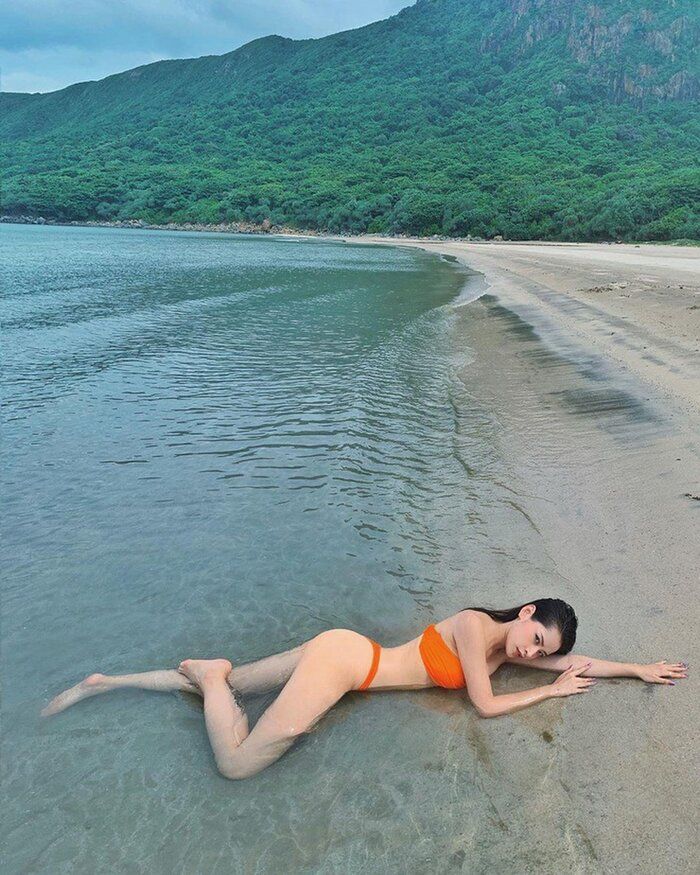 Mặc bikini dây mảnh: Chi Pu đẹp miễn bàn, Lan Ngọc lại lộ nhược điểm