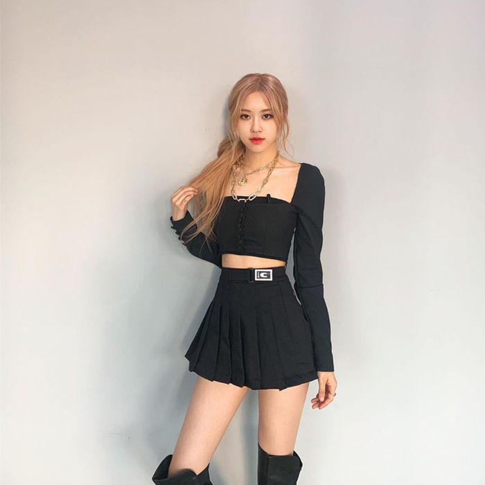 Mặc Lisa có đôi chân bạc tỷ, 3 mẩu BLACKPINK vẫn diện đồ ngắn ngon ơ