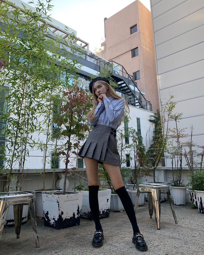 Mặc Lisa có đôi chân bạc tỷ, 3 mẩu BLACKPINK vẫn diện đồ ngắn ngon ơ