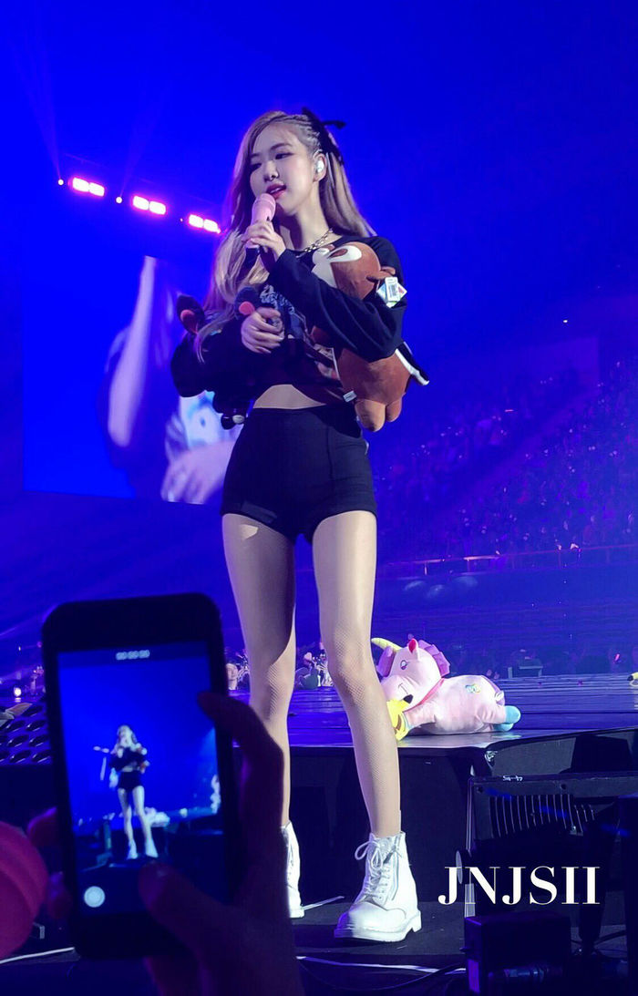 Mặc Lisa có đôi chân bạc tỷ, 3 mẩu BLACKPINK vẫn diện đồ ngắn ngon ơ