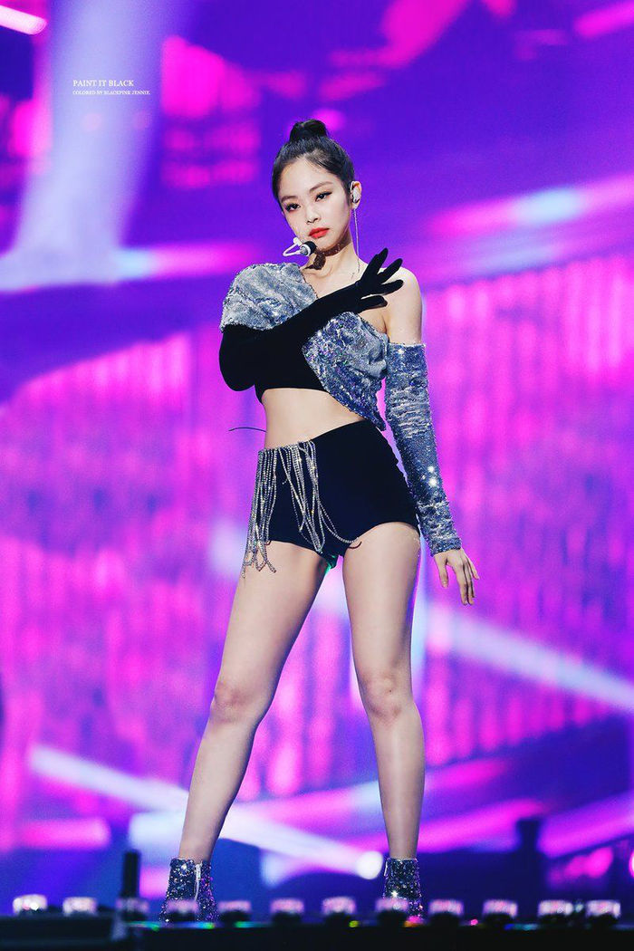Mặc Lisa có đôi chân bạc tỷ, 3 mẩu BLACKPINK vẫn diện đồ ngắn ngon ơ
