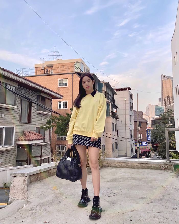 Mặc Lisa có đôi chân bạc tỷ, 3 mẩu BLACKPINK vẫn diện đồ ngắn ngon ơ