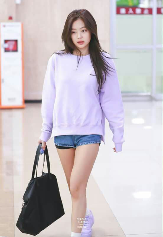 Mặc Lisa có đôi chân bạc tỷ, 3 mẩu BLACKPINK vẫn diện đồ ngắn ngon ơ