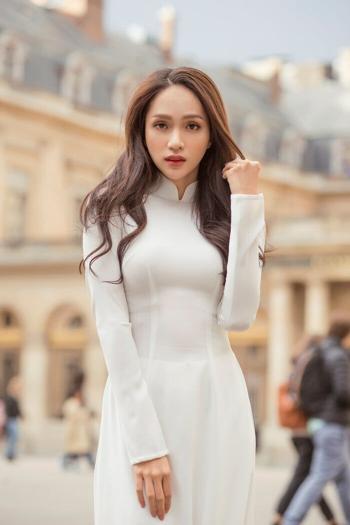 Mặc ồn ào tình cảm, Hương Giang tung bộ ảnh mặc áo dài đẹp ngất ngây