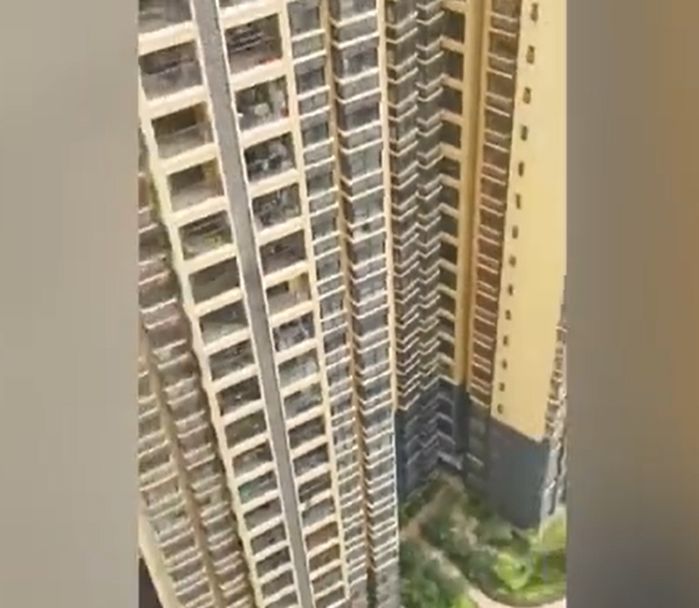Mặc quần nhỏ bấu vào cửa sổ tầng 20, người đàn ông mất sức rơi xuống