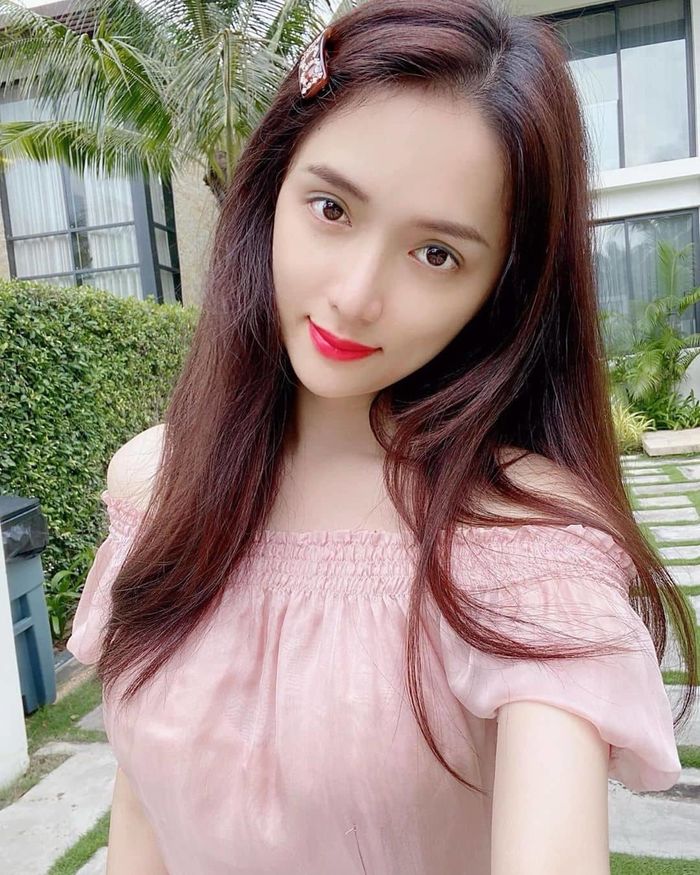 Mải vui duyên, Hương Giang lơ là mái tóc: Ảnh chụp gần lộ vẻ xơ xác