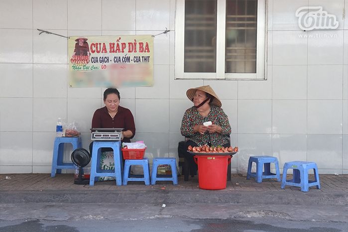 Mâm cua dì Ba lác đác người mua sau 2 năm: Vắng khách nhưng an lòng