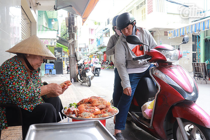 Mâm cua dì Ba lác đác người mua sau 2 năm: Vắng khách nhưng an lòng