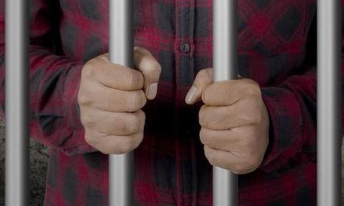 Mẹ dặn con gái: Không ngồi vào lòng bất kì ai, la to khi bị động chạm