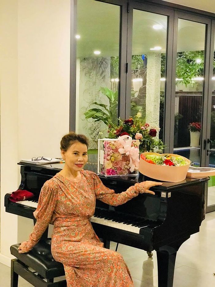 Mẹ nữ hoàng giải trí Hà Hồ: Cuộc sống sung túc, chăm chỉ giữ dáng
