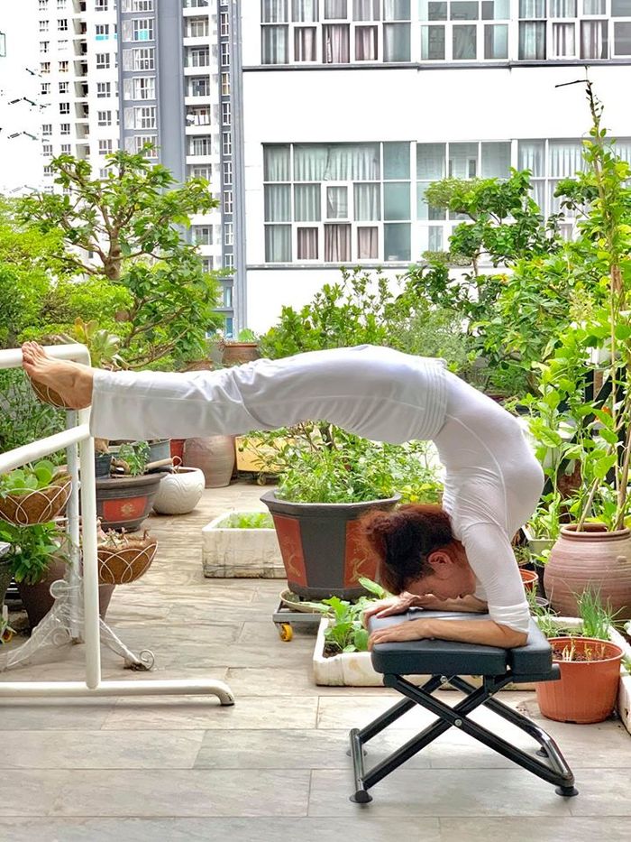 Mẹ nữ hoàng giải trí Hà Hồ: Cuộc sống sung túc, chăm chỉ giữ dáng