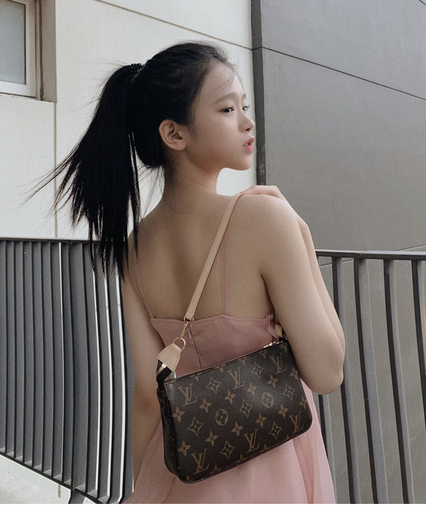 Mới 18 tuổi, Linh Ka đã đắp nửa tỷ vào hàng hiệu