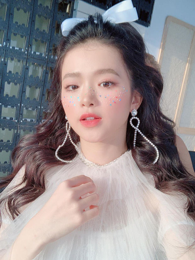 Mới 18 tuổi, Linh Ka đã đắp nửa tỷ vào hàng hiệu
