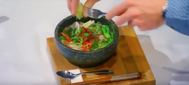 Món Việt cải biên ở nước ngoài: Phở như canh chua, gỏi cuốn rong biển