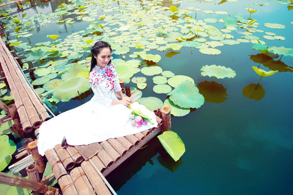 Những bộ ảnh diện áo dài trắng chụp bên đầm sen của mỹ nhân Việt